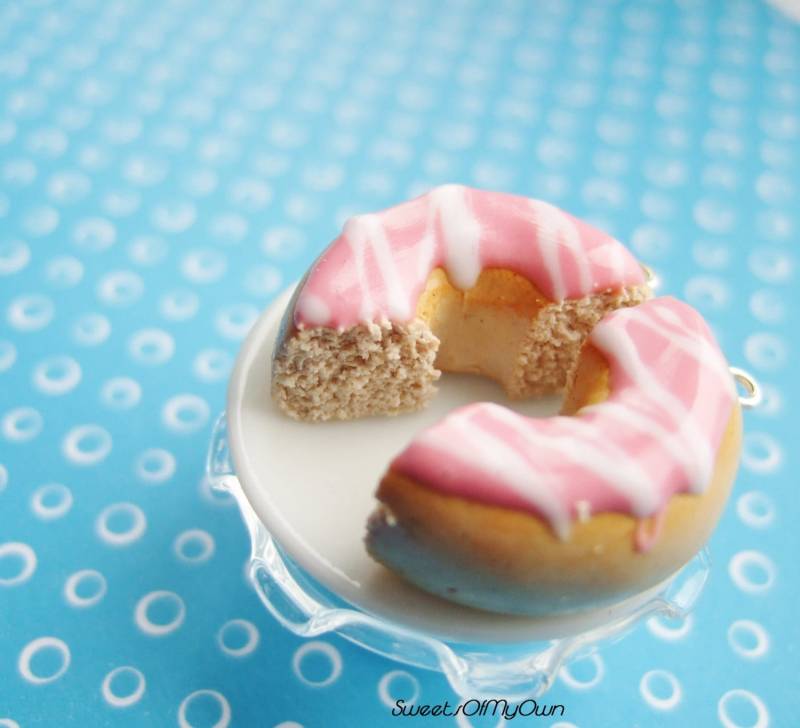 Rosa Donut Mit Weißen Streifen Bff Halbe Anhänger - Food Accessoire Handgemachtes Polymer Geburtstagsgeschenk Mto Rosa Donut Mit Weißen Streifen Bff Halbe Anhänger - Food Accessoire Handgemachtes Polymer Geburtstagsgeschenk Mto von SweetsOfMyOwn