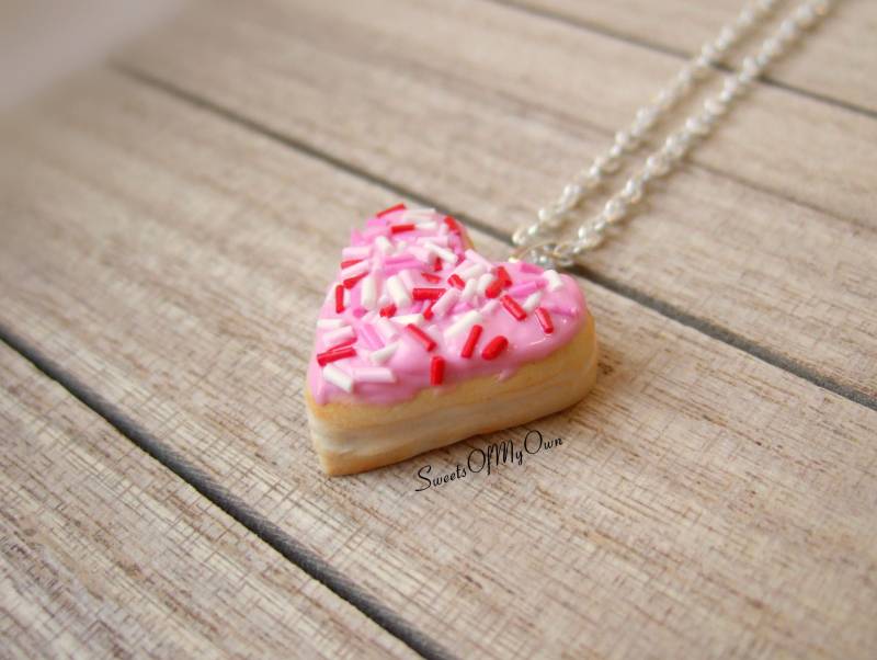 Rosa Herz Donut Anhänger - Halskette/Charm/Schlüsselanhänger Valentinstag Halskette Lebensmittel Schmuck Made in The Uk von SweetsOfMyOwn