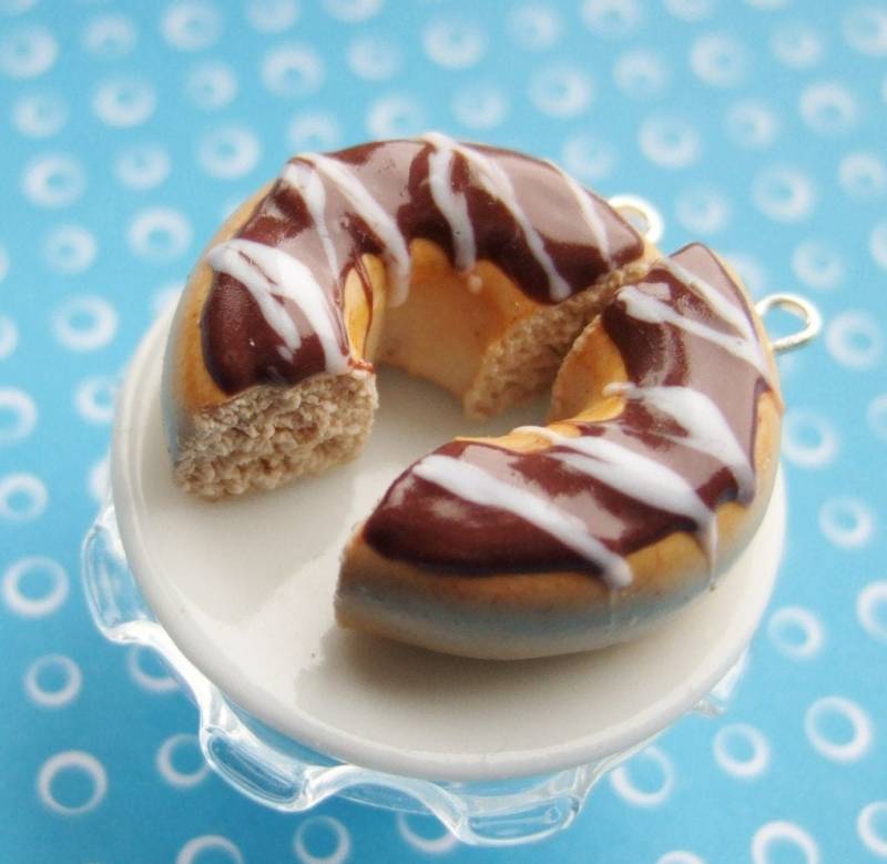 Schoko Donut Hälften Mit Weißen Glasur Anhängern - Bff Set Halskette/Charm/Schlüsselanhänger Handgemachter Polymer Clay Mto Schoko Donut Hälften Mit Weißen Glasur Anhängern - Bff Set Halskette/Charm/Schlüsselanhänger Handgemachter Polymer Clay Mto von SweetsOfMyOwn
