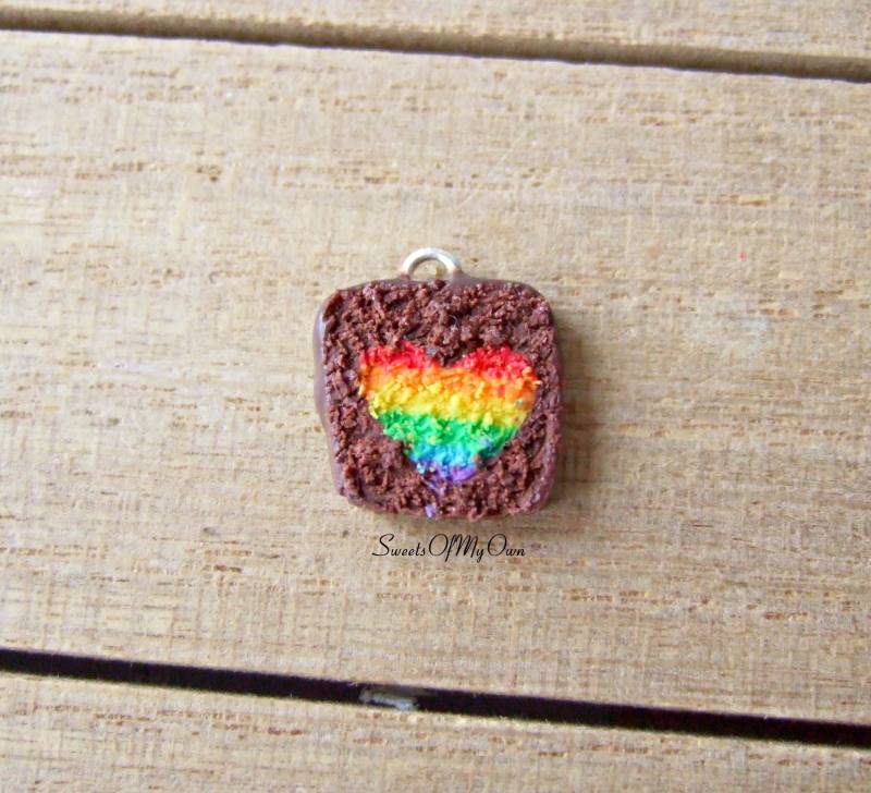Schoko Regenbogen Herz Loaf Kuchen Stück Anhänger | Klein - Charm/Halskette/Schlüsselanhänger Fortschrittsanzeige Planer Handmade in Uk Schoko Regenbogen Herz Loaf Kuchen Stück Anhänger | Klein - Charm/Halskette/Schlüsselanhänger Fortschrittsanzeige Planer Handmade in Uk von SweetsOfMyOwn