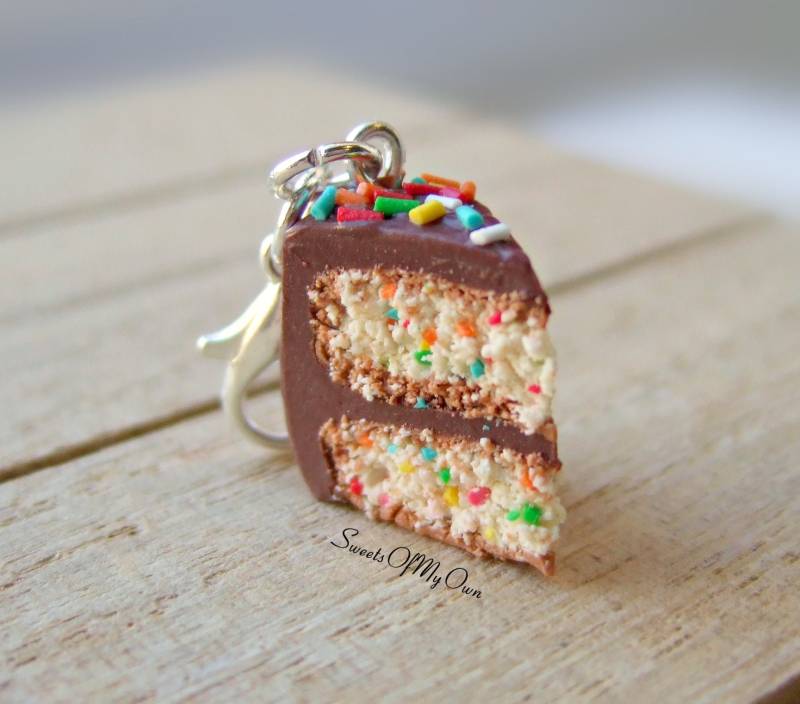 Schokolade Funfetti Kuchen Anhänger - Halskette/Charm/Schlüsselanhänger Planer Handmade in The Uk Mto Schokolade Funfetti Kuchen Anhänger - Halskette/Charm/Schlüsselanhänger Planer Handmade in The Uk Mto von SweetsOfMyOwn
