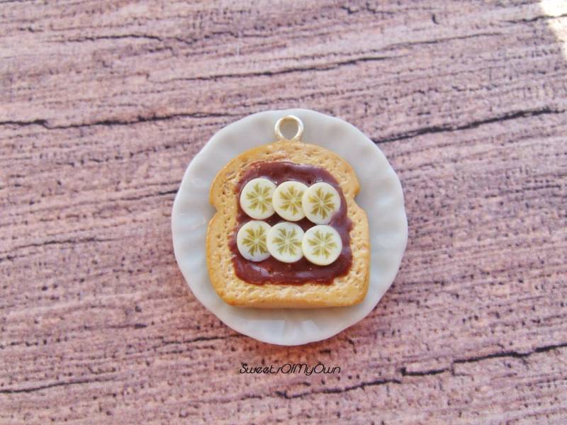 Schokolade Und Geschnittene Banane Auf Toast Charm - Halskette/Charm/Schlüsselanhänger Frühstück Essen Schmuck Handgemacht Mto Schokolade Und Geschnittene Banane Auf Toast Charm - Halskette/Charm/Schlüsselanhänger Frühstück Essen Schmuck Handgemacht Mto von SweetsOfMyOwn
