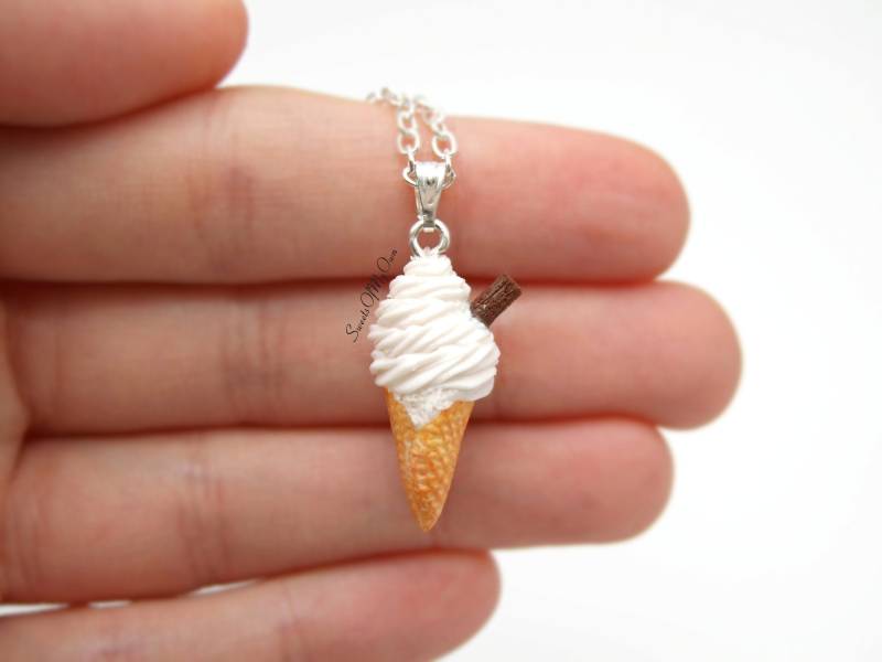 Vanilla 99 Ice Cream Charm - Halskette/Charm Schmuck Handgefertigt in Großbritannien Mit Polymer Clay Vanilla 99 Ice Cream Charm - Halskette/Charm Schmuck Handgefertigt in Großbritannien Mit Polymer Clay von SweetsOfMyOwn