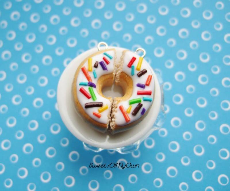 Weiße Donut-Hälften Mit Regenbogen-streuseln Bff Set - Bester Freund Accessoire Handgemachtes Polymer Geburtstagsgeschenk Mto von SweetsOfMyOwn