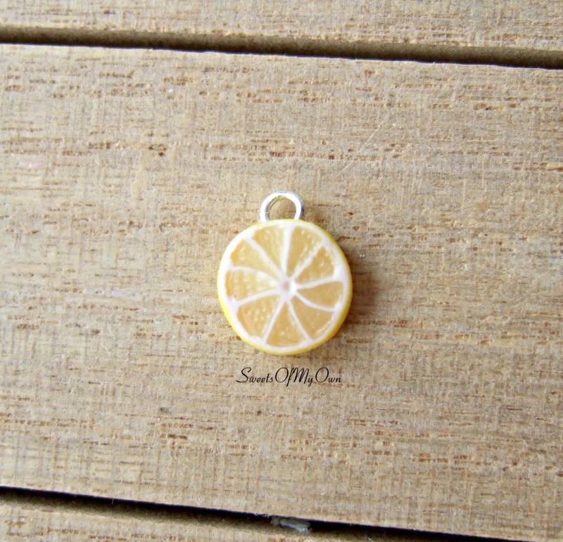 Zitronenscheibe Anhänger | Klein - Halskette/Charm Sommer Obst Schmuck Handgemacht in Großbritannien Aus Polymer Clay Zitronenscheibe Anhänger | Klein - Halskette/Charm Sommer Obst Schmuck Handgemacht in Großbritannien Aus Polymer Clay von SweetsOfMyOwn