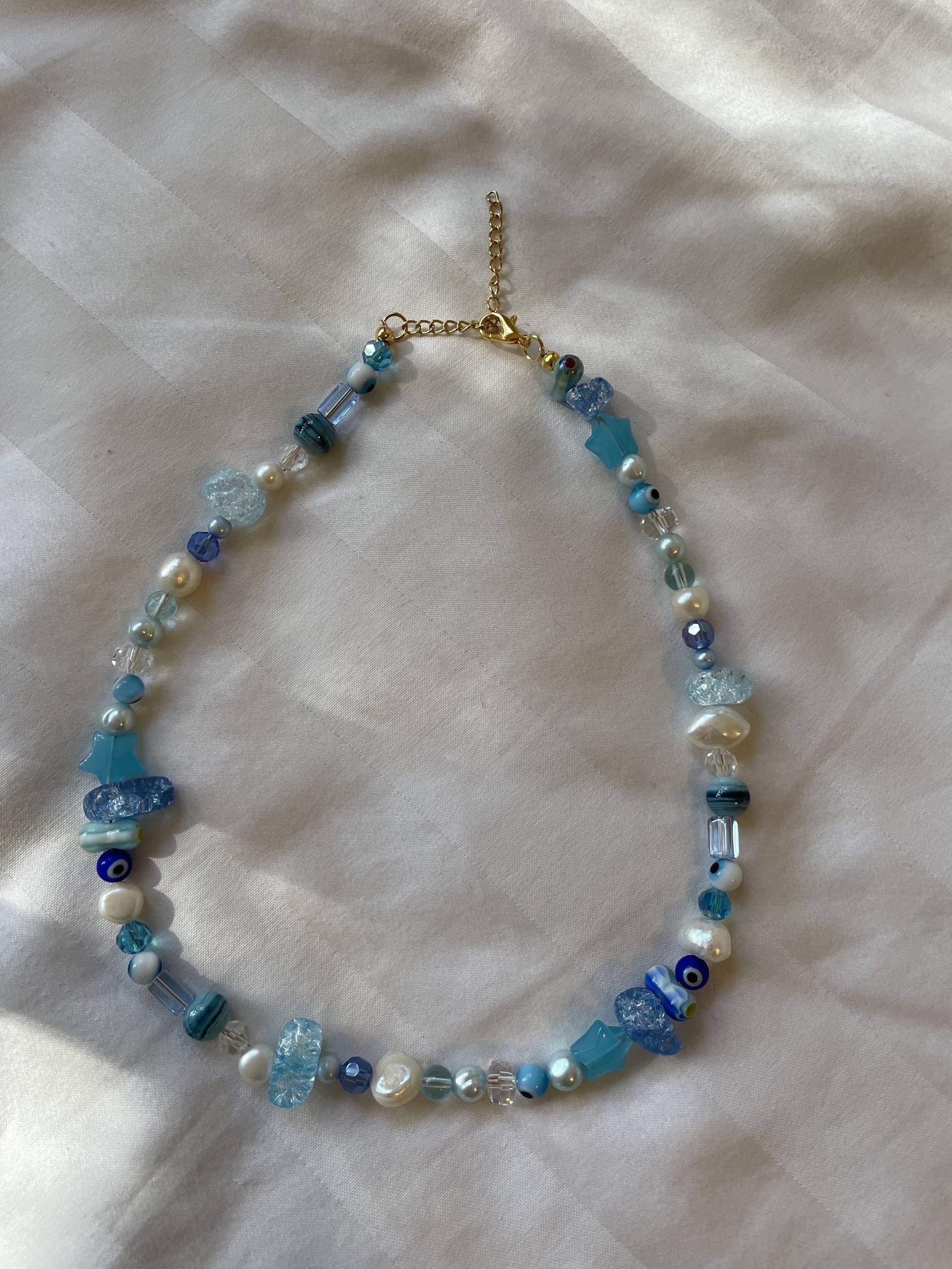 Blau Trendige Perlenkette Mit Glasperlen, Süßwasserperlen Und Acrylperlen Blau Trendige Perlenkette Mit Glasperlen, Süßwasserperlen Und Acrylperlen von Sweettalkbeads