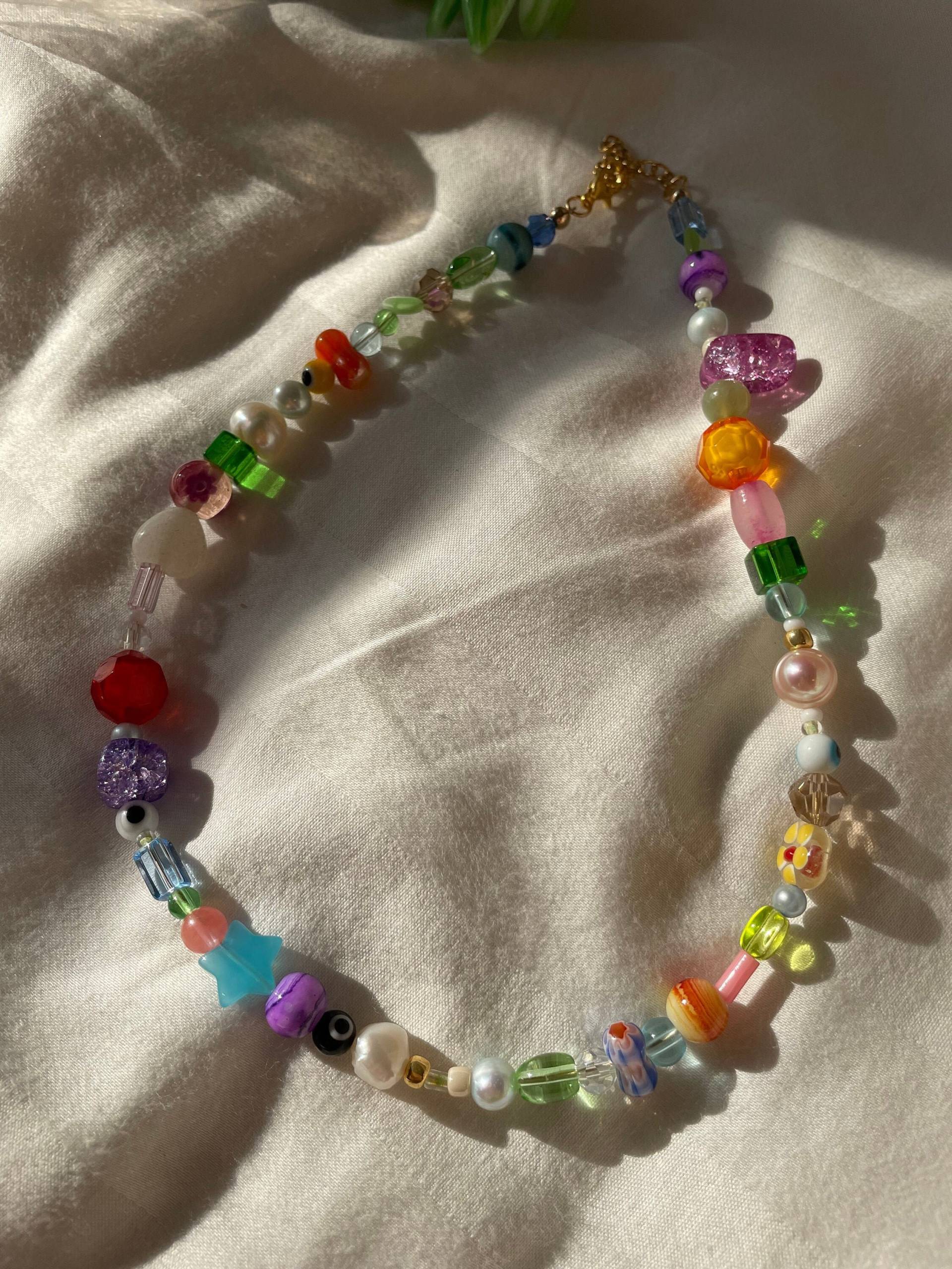 Bunte Trendige Perlenkette Mit Lampe Gearbeiteten Glasperlen, Süsswasserperlen, Saatperlen Und Acrylperlen Bunte Trendige Perlenkette Mit Lampe Gearbeiteten Glasperlen, Süsswasserperlen, Saatperlen Und Acrylperlen von Sweettalkbeads