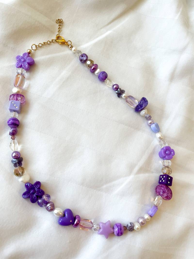 Lila Trendige Perlenkette Mit Glasperlen, Süßwasserperlen Und Acrylperlen von Sweettalkbeads