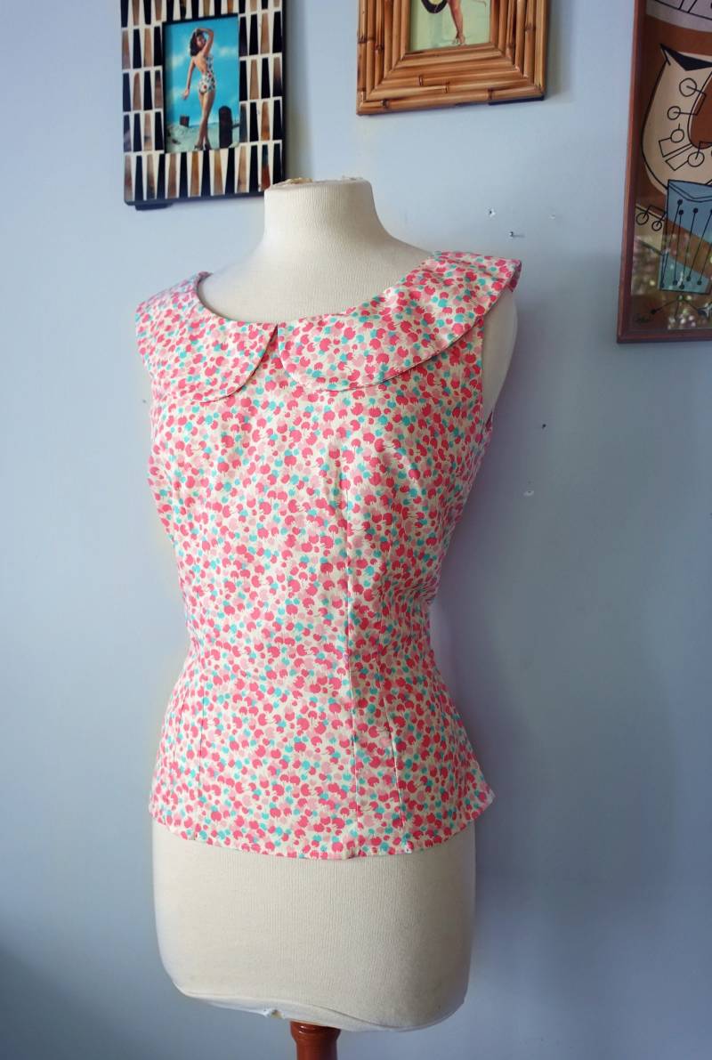 1950S Style Ärmellose Bluse Maßgeschneidertes Top Mit Abgerundetem Kragen von SwellDameBoutique