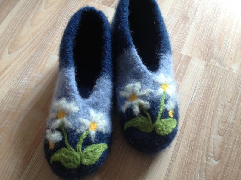 Filzschuhe Gr. 37 Gänseblümchen - Bequeme Puschen von SwensGeschenkedesign