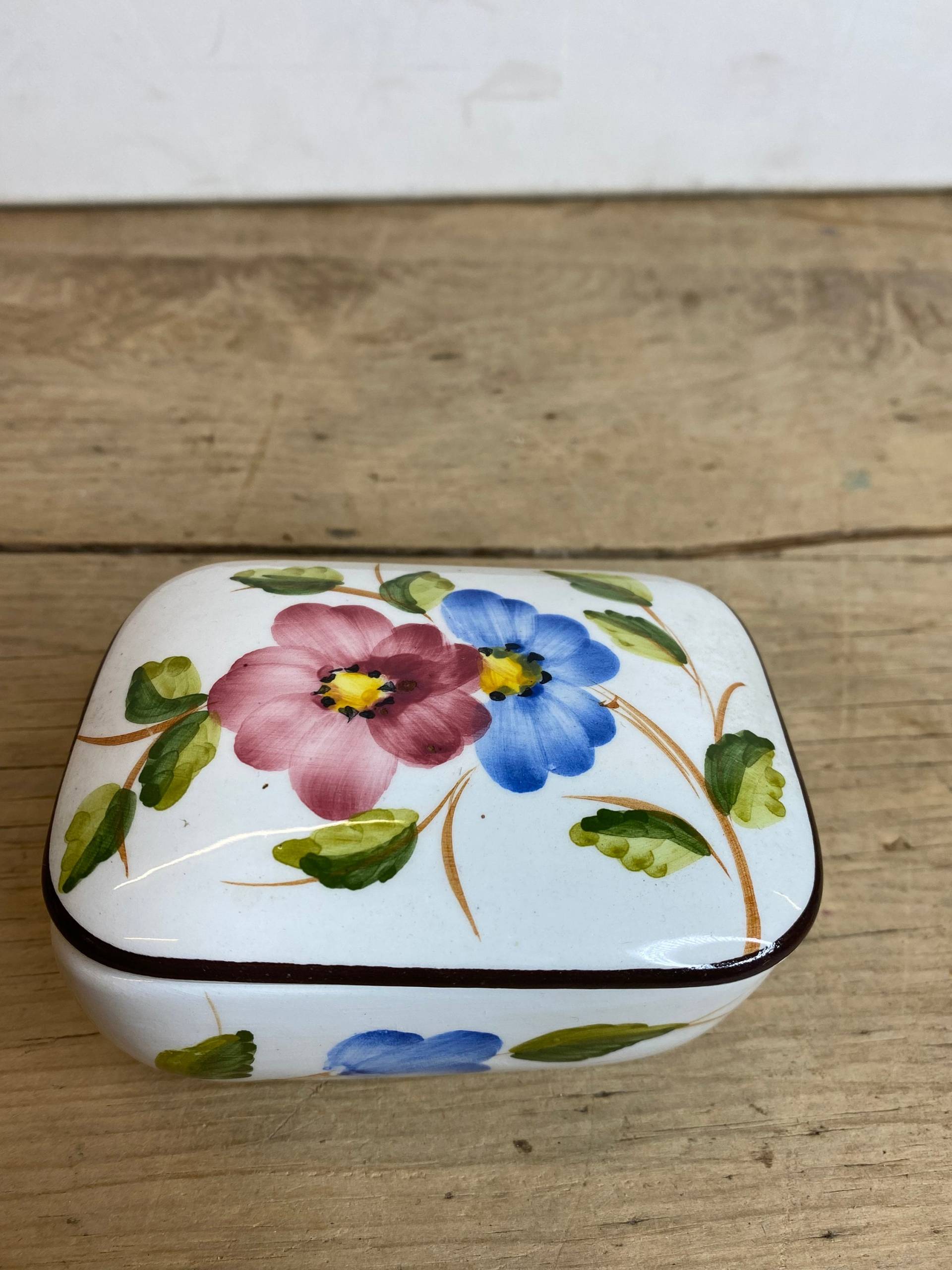 Vintage Jebb Boapfanne Portugal Handbemalt Deckeldose Rechteckige Trinket Topf Weiß Mit Hellem Floralen Design in Gutem Zustand von SwiftMillVintage