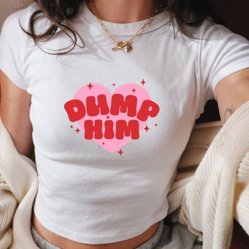 Dump Ihn Baby T-Shirt | Cropped Shirt Aus Baumwolle 2Yk Inspiriert Handarbeit 2000Er Merch in Allen Größen Erhältlich von SwiftiehandmadeCo