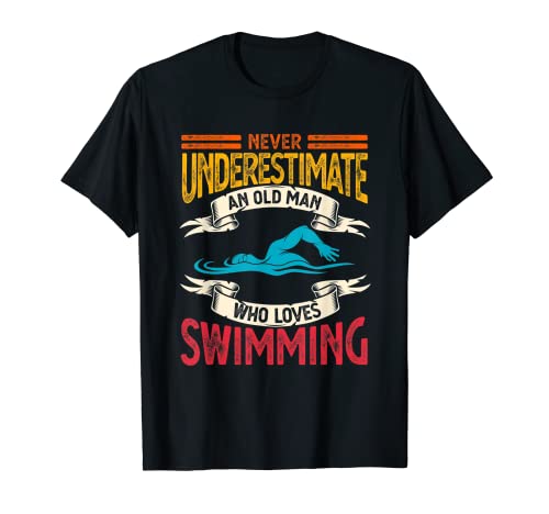 Herren Unterschätze niemals einen alten Mann, der schwimmende Schwimmer liebt T-Shirt von Swimming Swim Lover Apparel