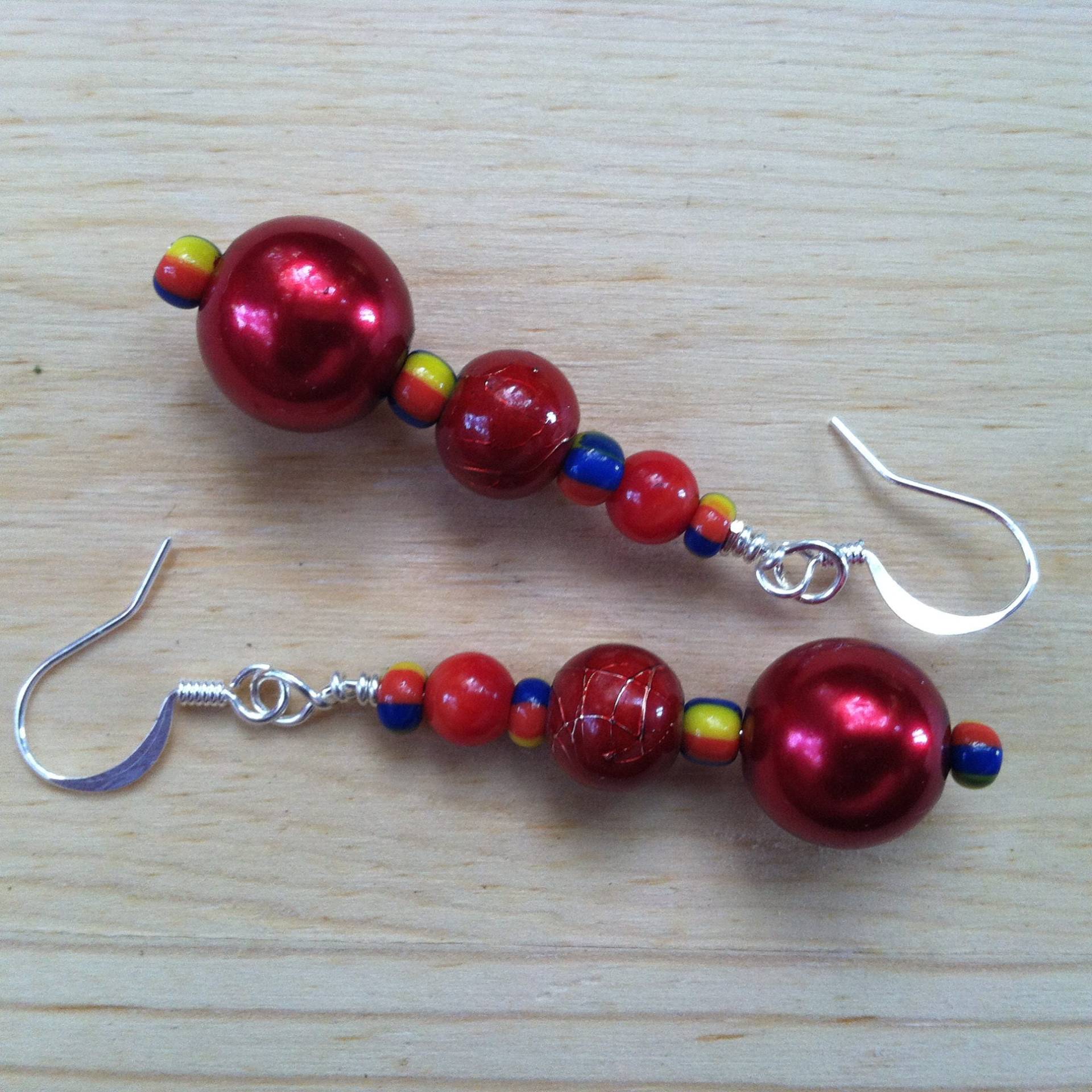 Candy Apfel Rot Baumohrringe Mit Regenbogen Akzent Perlen, Kreative Bunte Handgemachte Gelb Blau Spaß Funky Tropfen Ohrring Glänzend Boho Candy Apfel Rot Baumohrringe Mit Regenbogen Akzent Perlen, Kreative Bunte Handgemachte Gelb Blau Spaß Funky Tropfen Ohrring Glänzend Boho von SwingBling