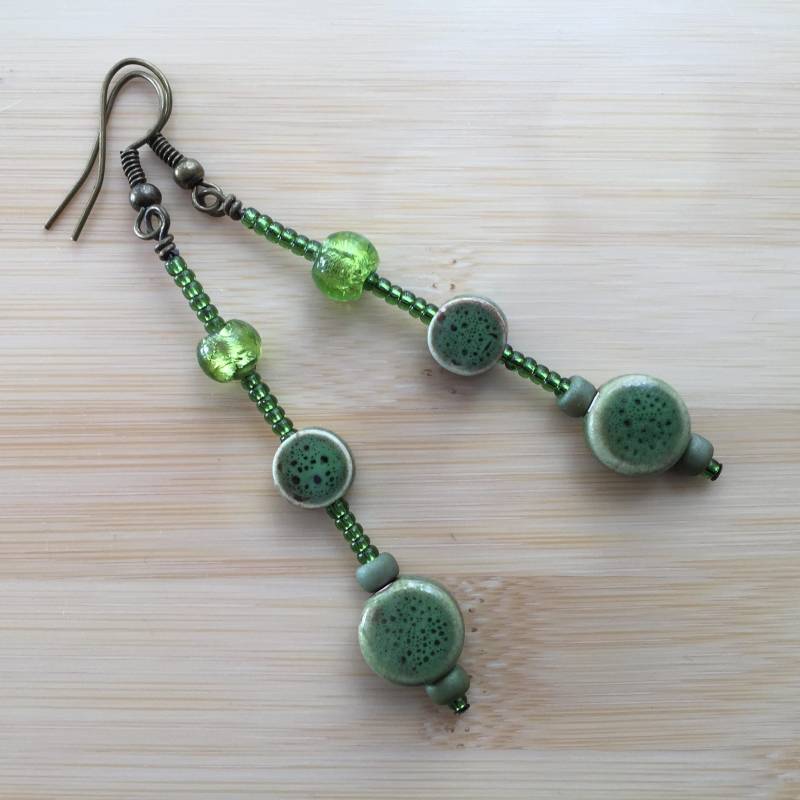 Lange Grüne Keramik Perle Ohrringe, Moos Olivgrün Ohrring, Bohem Stil Boho Tropfen Natur Inspiriert Ohrring von SwingBling
