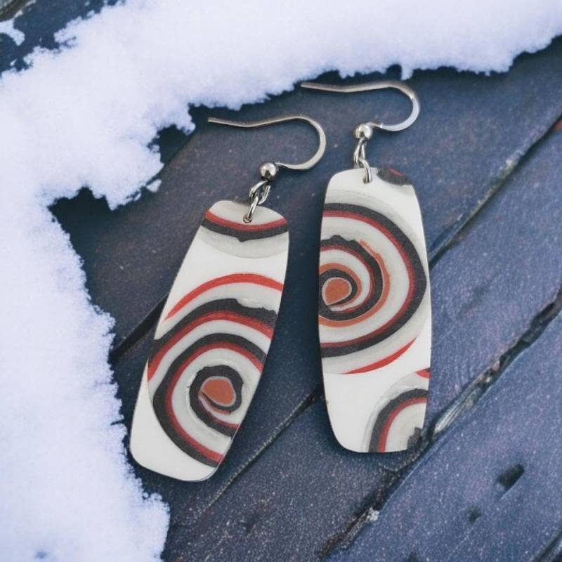 Handgemachte Spiral Swirl Ohrringe Aus Polymer-Ton - Rot, Schwarz & Weiß von SwissEarrings