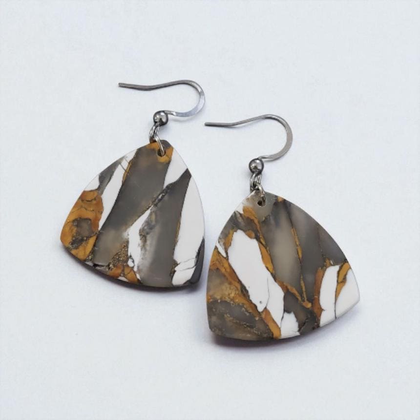 Marmorierte Dreieck Ohrringe Grau-Weiß-Gold Statement Leichte Schmuck Aus Polymer-Ton von SwissEarrings