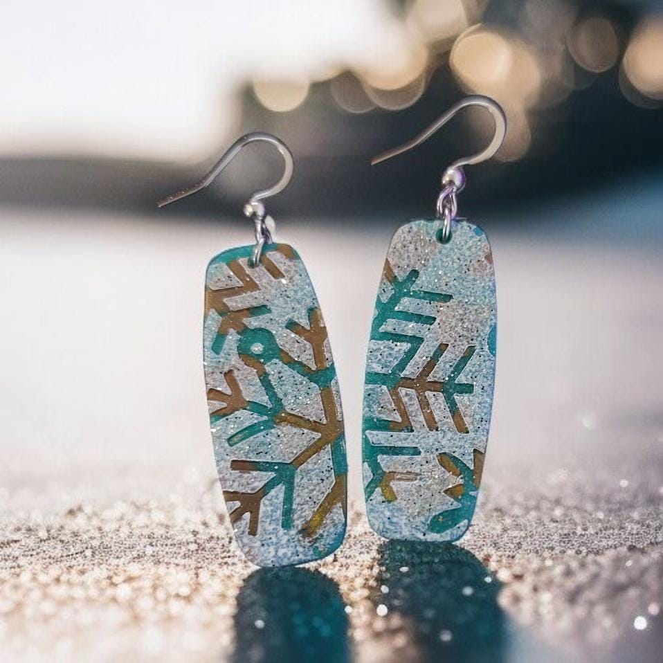 Schneeflocken Ohrringe Winter Glitzer Frostige Eisblaue Fimo Schmuck Weihnachtsgeschenk von SwissEarrings