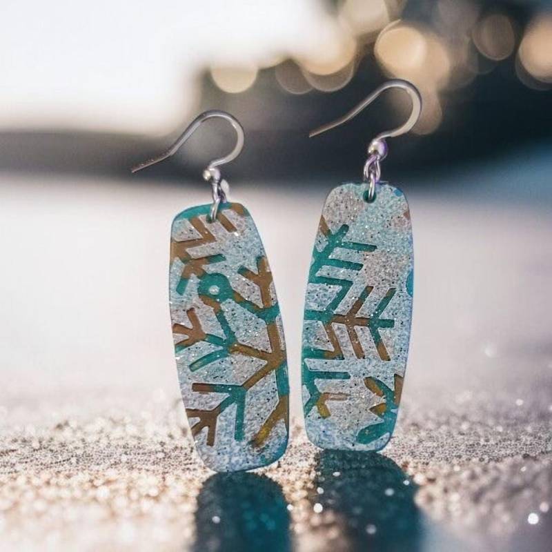 Schneeflocken Ohrringe Winter Glitzer Frostige Eisblaue Fimo Schmuck Weihnachtsgeschenk von SwissEarrings