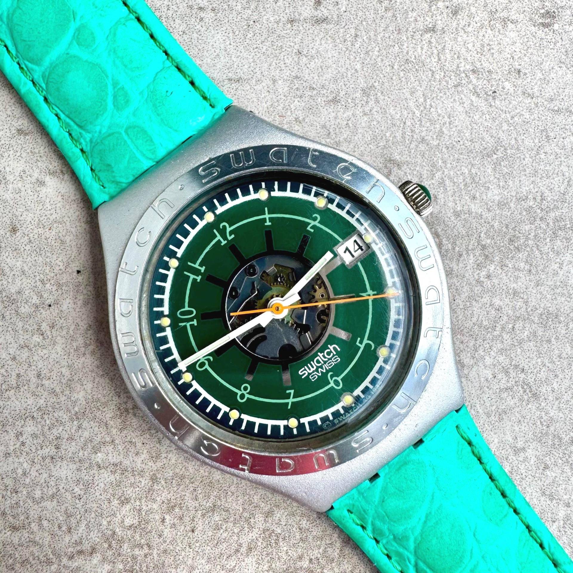 Swatch Irony Big Irish Wochenend-Armbanduhr Grünes Skelett-Zifferblatt, Aluminiumgehäuse Swatch Irony Big Irish Wochenend-Armbanduhr Grünes Skelett-Zifferblatt, Aluminiumgehäuse von SwissVault