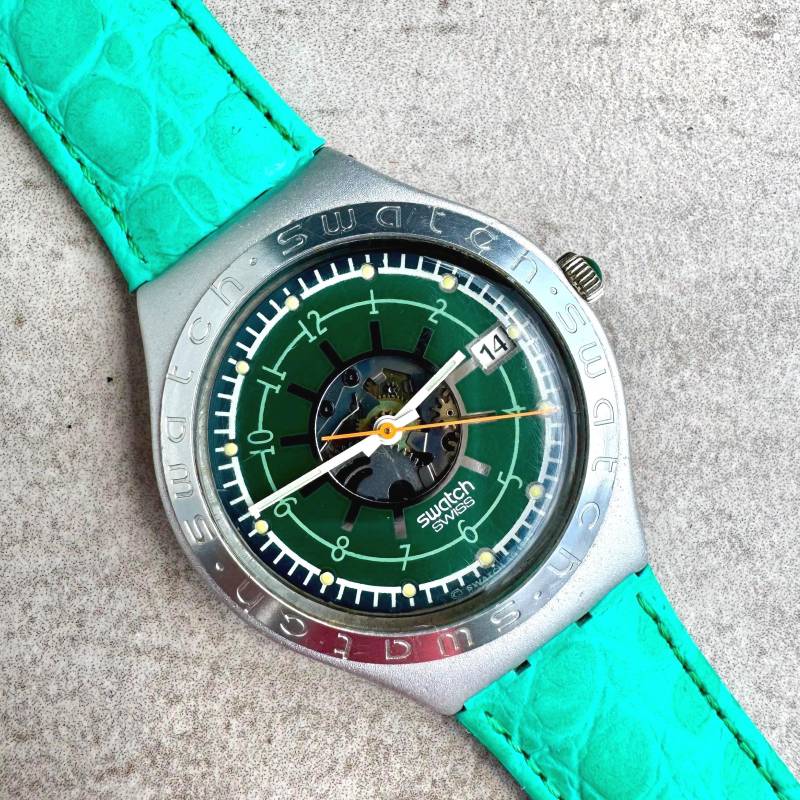 Swatch Irony Big Irish Wochenend-Armbanduhr Grünes Skelett-Zifferblatt, Aluminiumgehäuse Swatch Irony Big Irish Wochenend-Armbanduhr Grünes Skelett-Zifferblatt, Aluminiumgehäuse von SwissVault