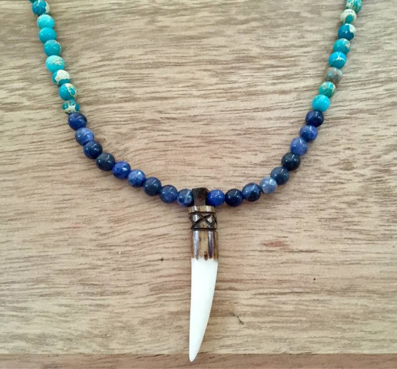 Blaue Edelsteinkette Mit Knochen "Zahn" Anhänger von SwivelBySarah