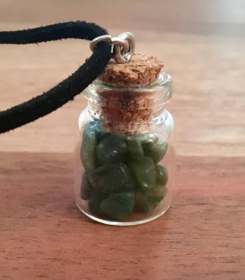 Entzückende Mini Glas-Glas-Anhänger | Grüne Aven Steine von SwivelBySarah