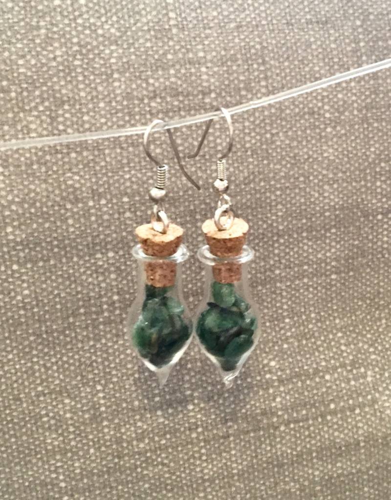 Entzückender Grüner Aven-stein in Glasohrringen von SwivelBySarah