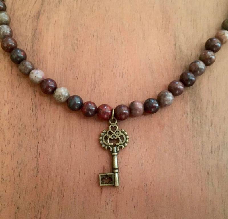 Wunderschöne Dunkelrote Perlenkette Mit Schlüssel Anhänger von SwivelBySarah