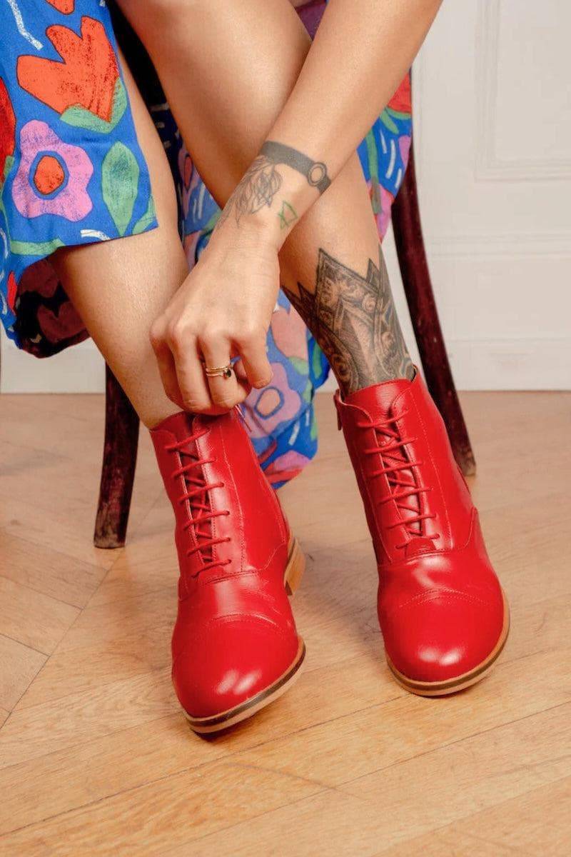 Mama Rubie - Chaussures Swing Bottines Rouges En Cuir von Swivells