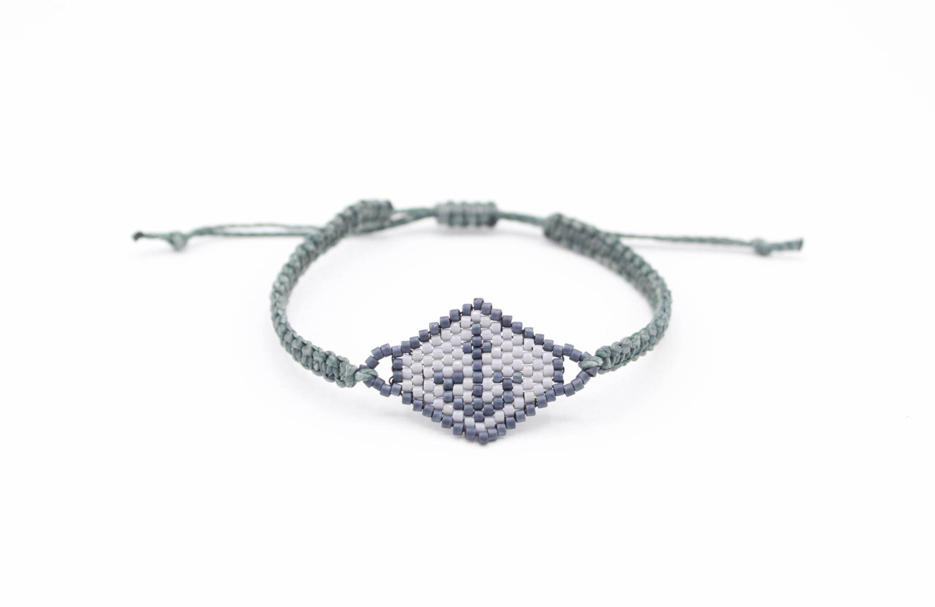 Makramee Armband Mit Anker Und Glasperlen - Maritimer Boho-Chic Makramee Armband Mit Anker Und Glasperlen - Maritimer Boho-Chic von SwoelaDesign