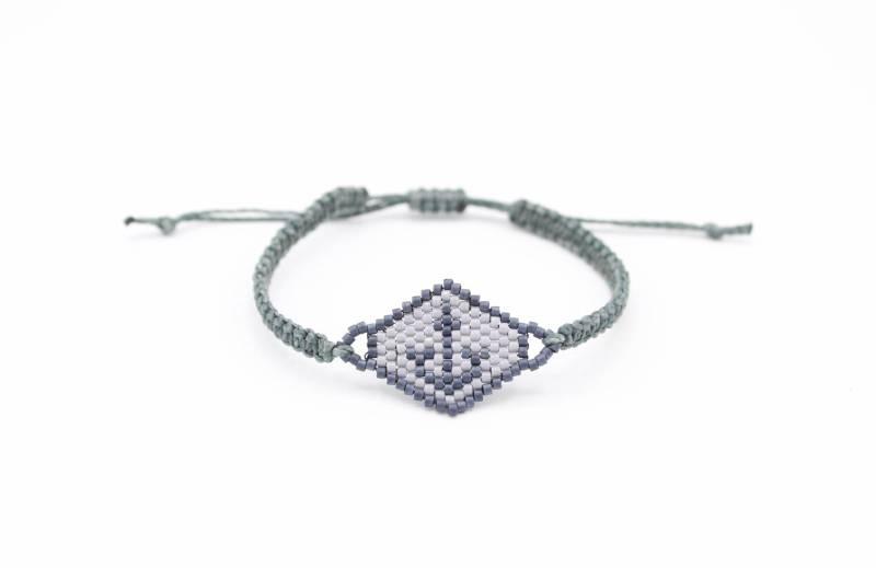 Makramee Armband Mit Anker Und Glasperlen - Maritimer Boho-Chic Makramee Armband Mit Anker Und Glasperlen - Maritimer Boho-Chic von SwoelaDesign