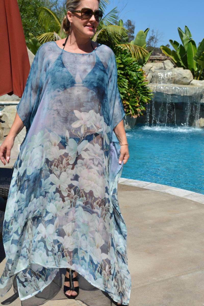 Blauer Blumenseidenkaftan, Damen in Voller Länge Seidenkaftan, Seidenkleid, Langer Seidenstrand-Vertuschung, Plus Größe von SybilsCasualElegance