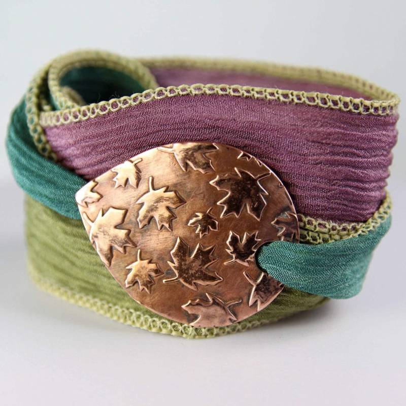 Armreif Aus Kupfer Und Seide Mit Fallenden Blättern Armreif Aus Kupfer Und Seide Mit Fallenden Blättern von SycamoonJewellery