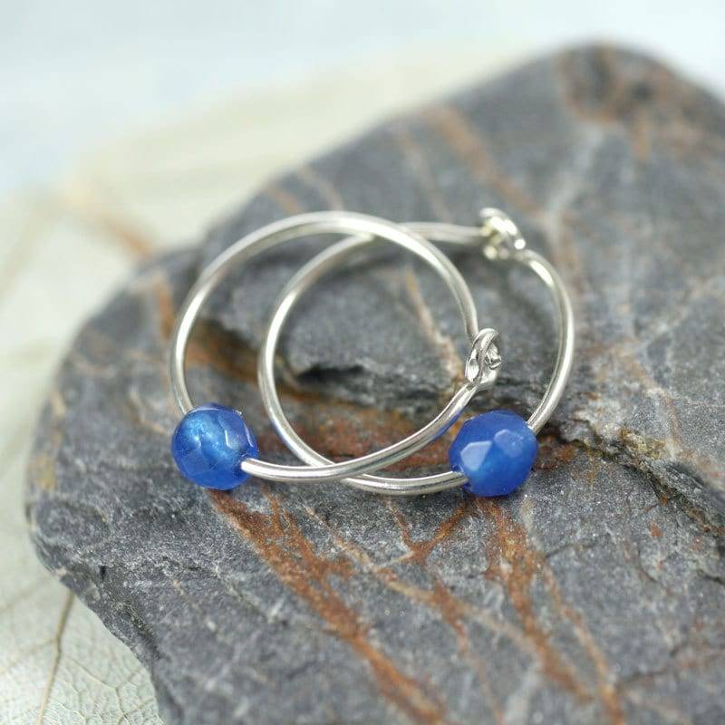 sterling Silber Schläfer Creolen Blaue Jade Perlen-Ohrringe | 16 Mm von SycamoonJewellery