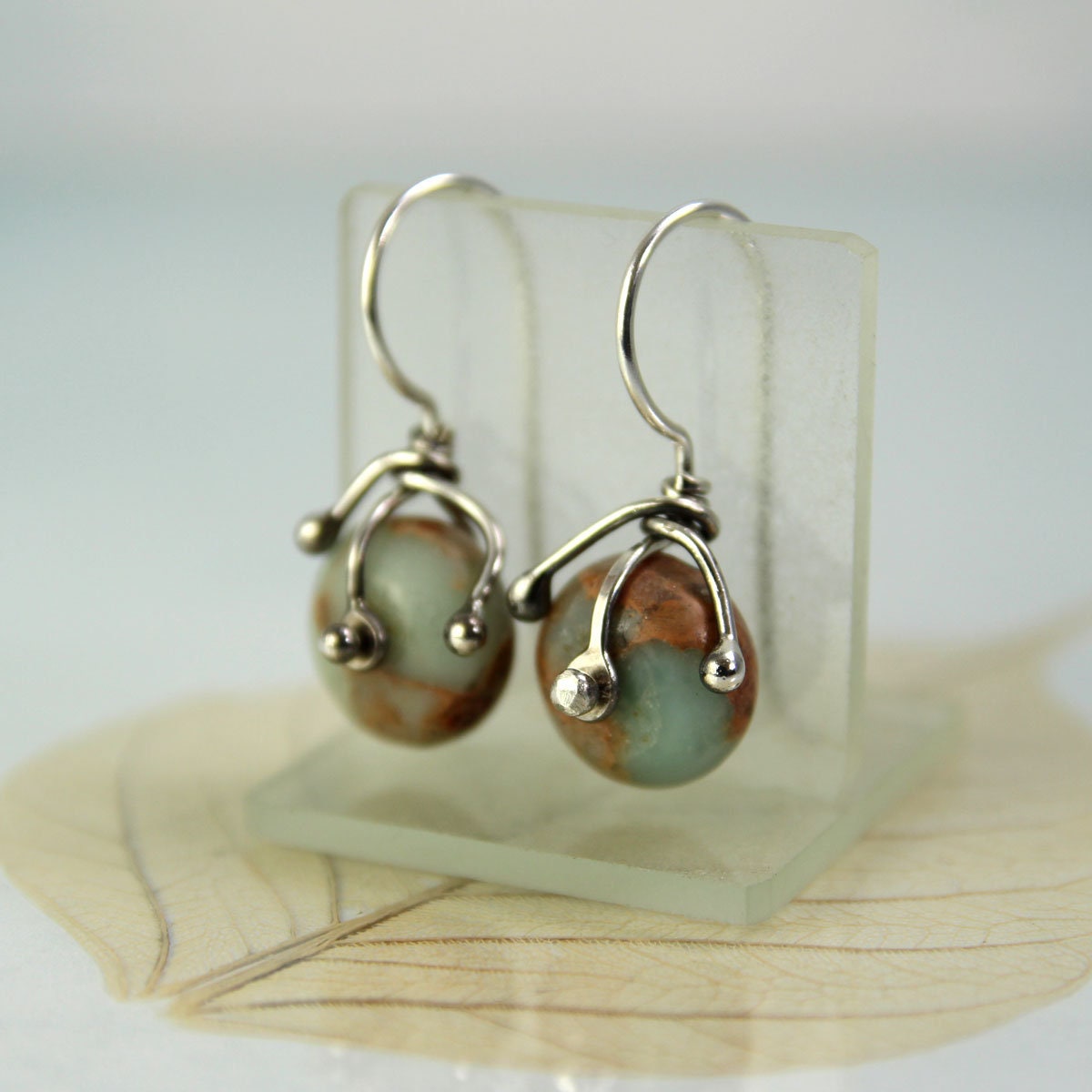 Silber Und Jaspis Ohrringe Aqua Terra Mit Sterling Ohrhaken Genietet Silber Und Jaspis Ohrringe Aqua Terra Mit Sterling Ohrhaken Genietet von SycamoonJewellery