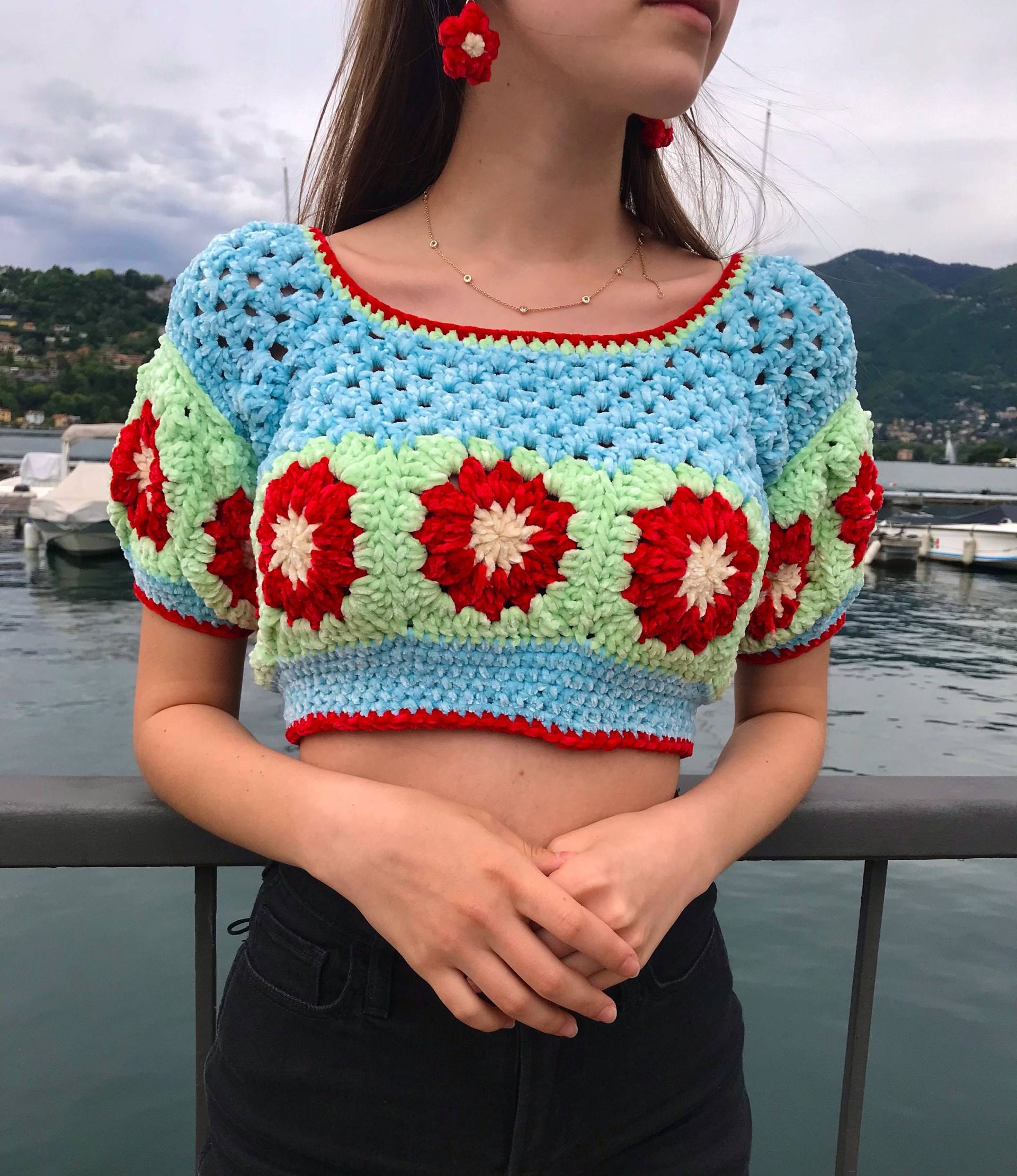 Nana Es Flower Top | Personalisierbares Handgefertigtes Gehäkeltes Puffärmel-Crop-Top Mit Blumendetails Samt Top Blumen Retro von SydneysCrochetHook