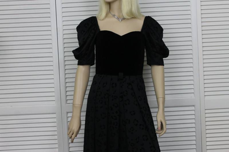 Vintage Deutsches Abendkleid Schwarzer Samt Und Beflockter Rock Gr S von SydneysVintage