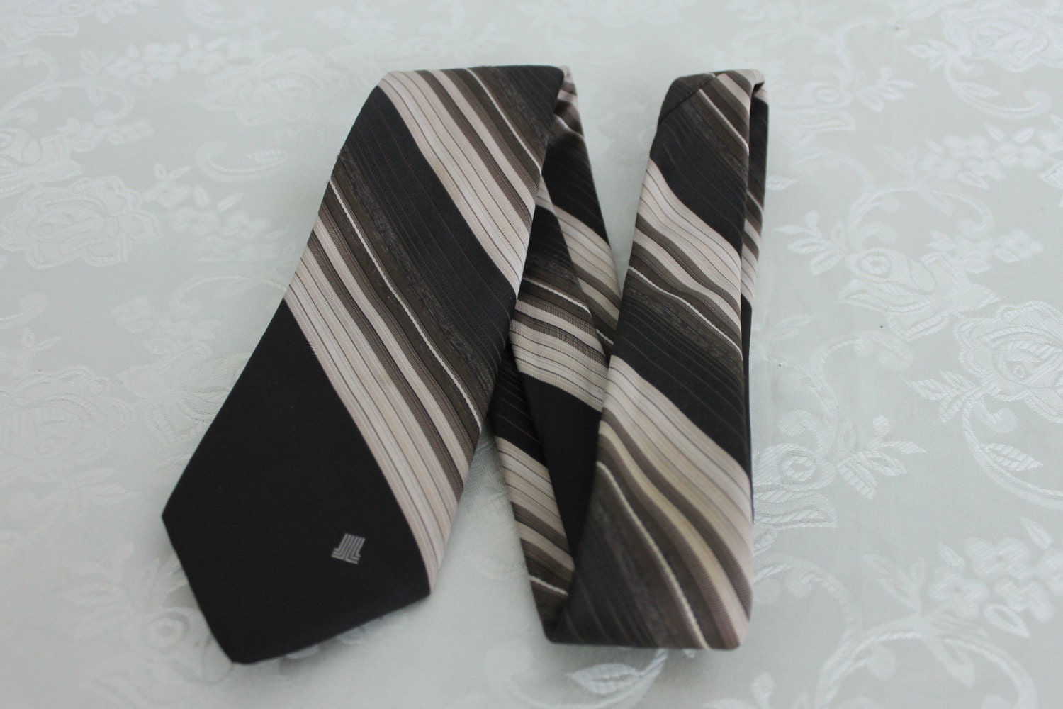 Vintage Krawatte Lanvin Designer Herren Streifen Taupe Und Elfenbein Mit Monogramm von SydneysVintage