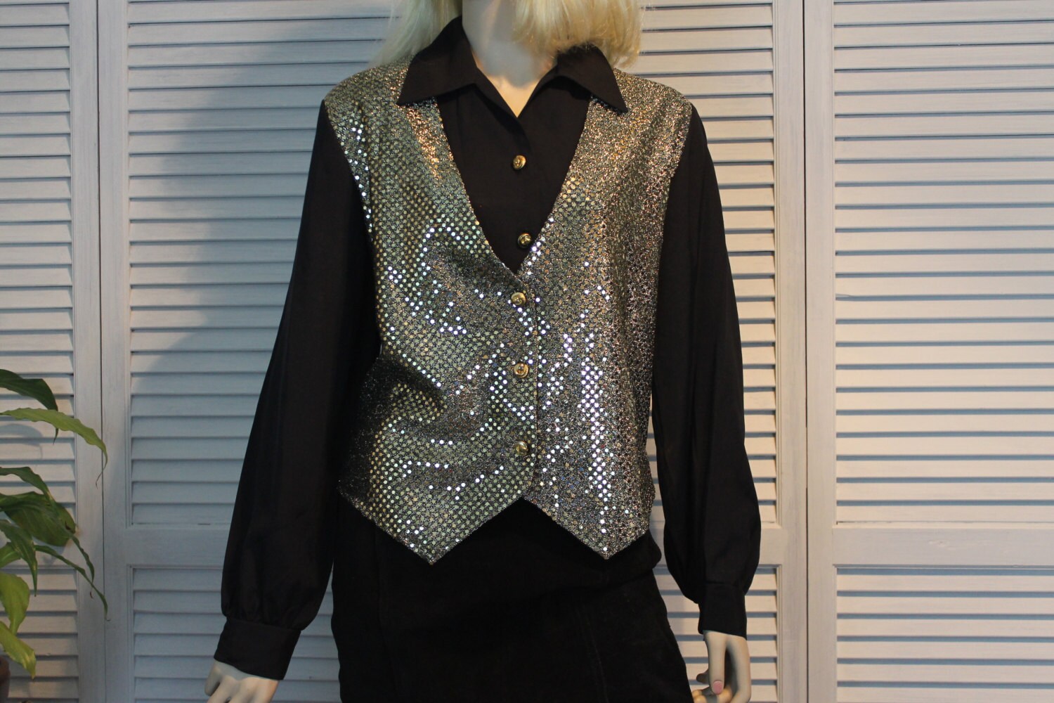 Vintage Schwarz Und Gold Sparkly Shirt 80Er Jahre Größe Large Vintage Schwarz Und Gold Sparkly Shirt 80Er Jahre Größe Large von SydneysVintage