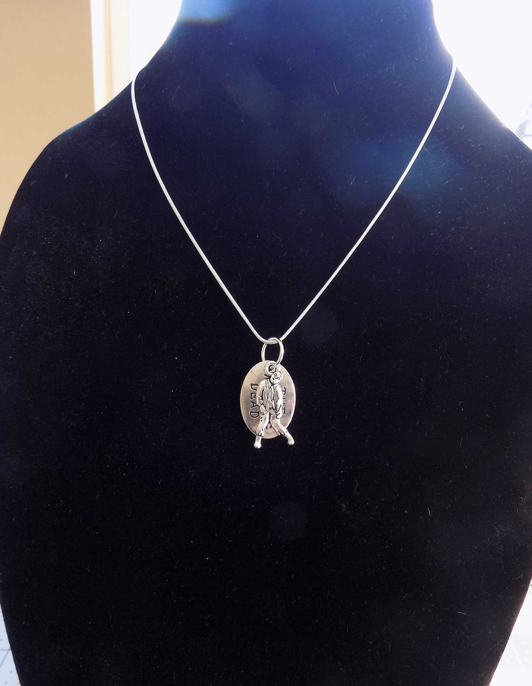 18" Versilberte Schlangenkette Oder Schwarze Leder Geflochtene Wachskordel Halskette Mit Der Wahl Des Walking Dead-Anhängers 18" Versilberte Schlangenkette Oder Schwarze Leder Geflochtene Wachskordel Halskette Mit Der Wahl Des Walking Dead-Anhängers von SydneysplaceCreation