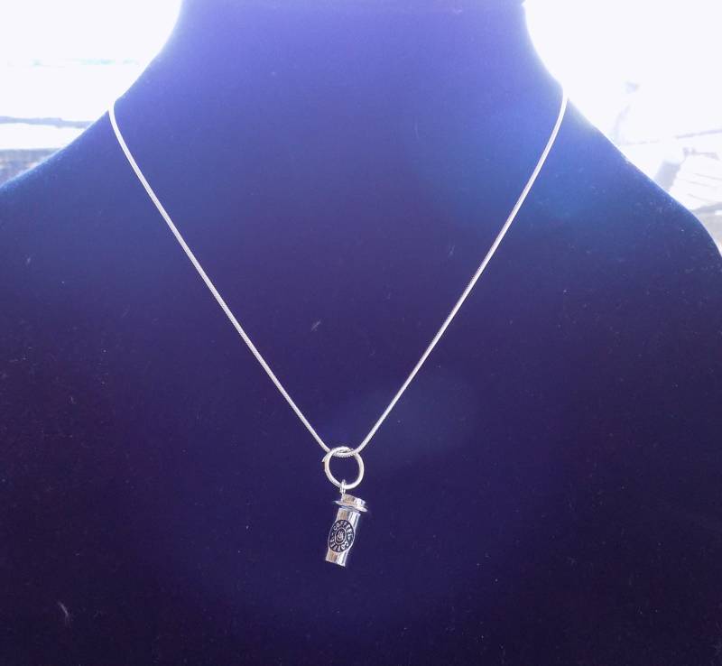 18" Versilberte Schlangenkette Oder Schwarzes Leder Geflochtene Wachskordel Halskette Mit Wahl Des Charms 18" Versilberte Schlangenkette Oder Schwarzes Leder Geflochtene Wachskordel Halskette Mit Wahl Des Charms von SydneysplaceCreation