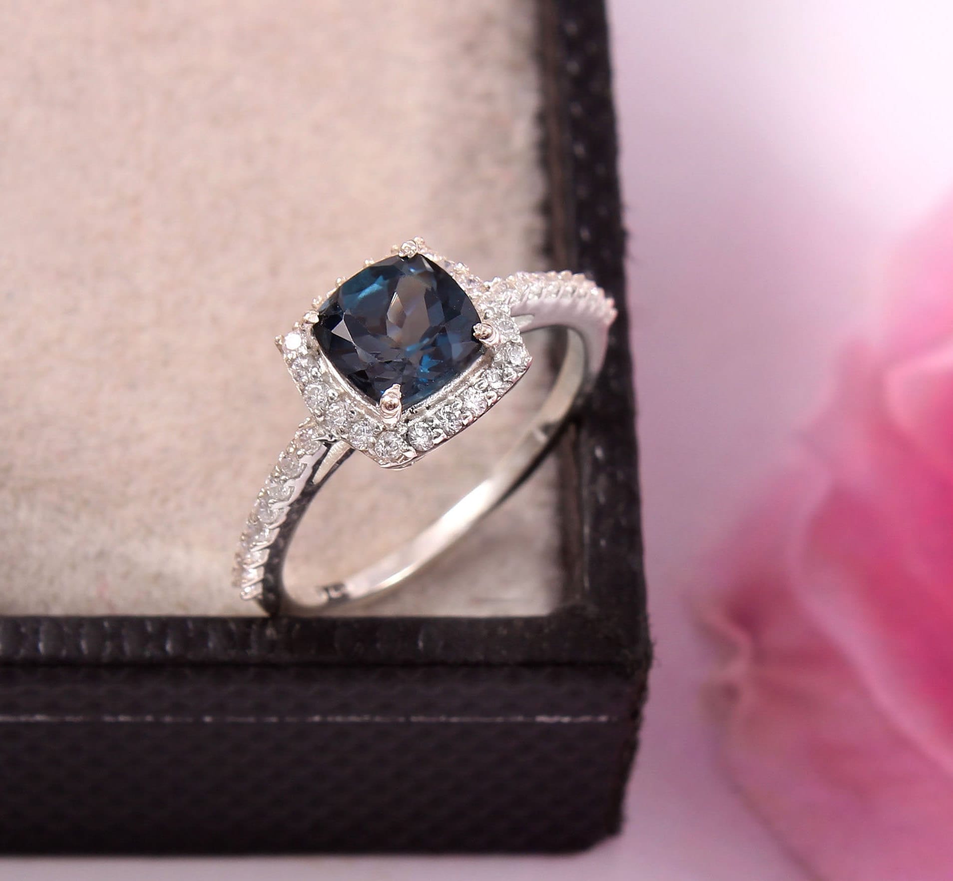 London Blautopas Ring, Halo Blue Topaz Verlobungsring, 925 Sterling Silber, Ehering, Alltäglicher Kissenschnitt Ring von SykGems