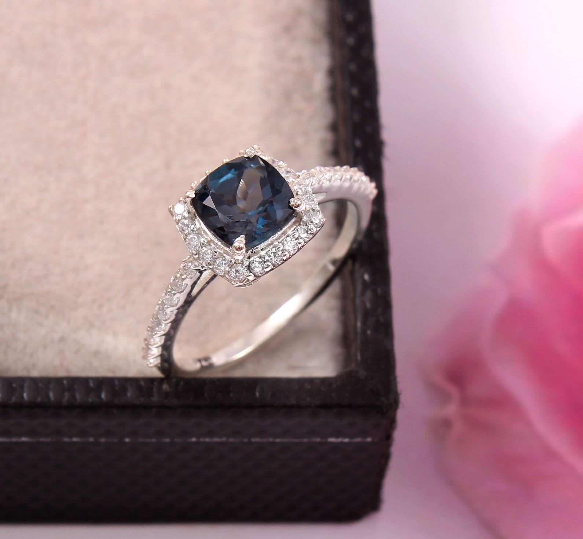 London Blauer Topas Ring, Halo Verlobungsring, 925 Sterling Silber, Ehering, Ring Kissenschliff London Blauer Topas Ring, Halo Verlobungsring, 925 Sterling Silber, Ehering, Ring Kissenschliff von SykGemsJewels