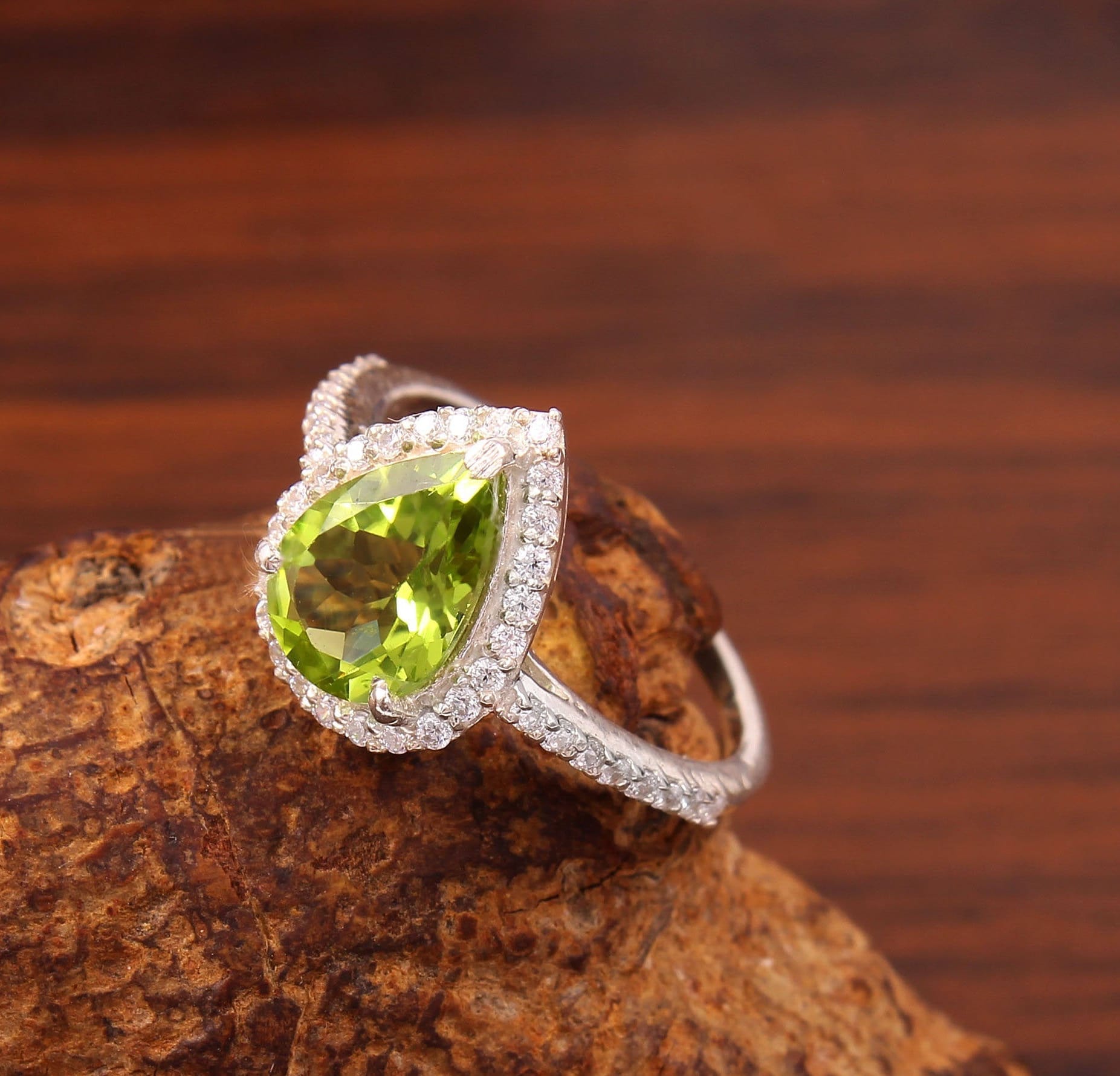 Peridot-Ring, Natürliche Peridot Ring, Ehering, Grüne Stein Birne Geschnitten Ring August Birthstone Verlobungsring Statement Halo von SykGems