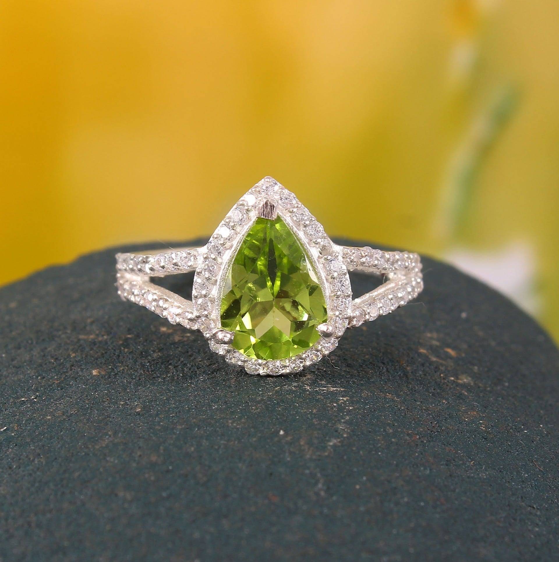 Peridot-Ring, Natürliche Peridot Ring, Ehering, Grüne Stein Birne Geschnitten Ring August Birthstone Verlobungsring Statement Halo von SykGems