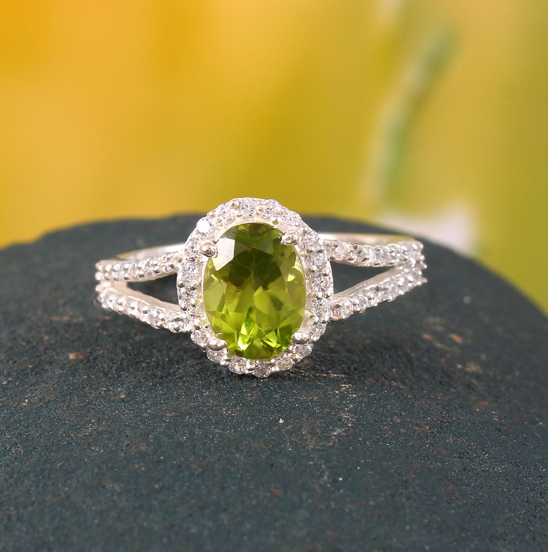 Peridot-Ring, Natürliche Peridot Ring, Ehering, Grüner Stein, Oval Geschnitten Stein August Birthstone, Bräute Ring Verlobungsring Halo von SykGems