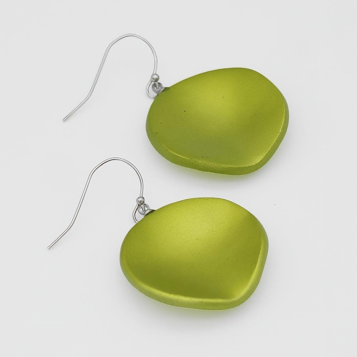 Lime Shimery Baumeln-Ohrringe Harz-Scheiben-statement-Ohrringe von SylcaDesigns