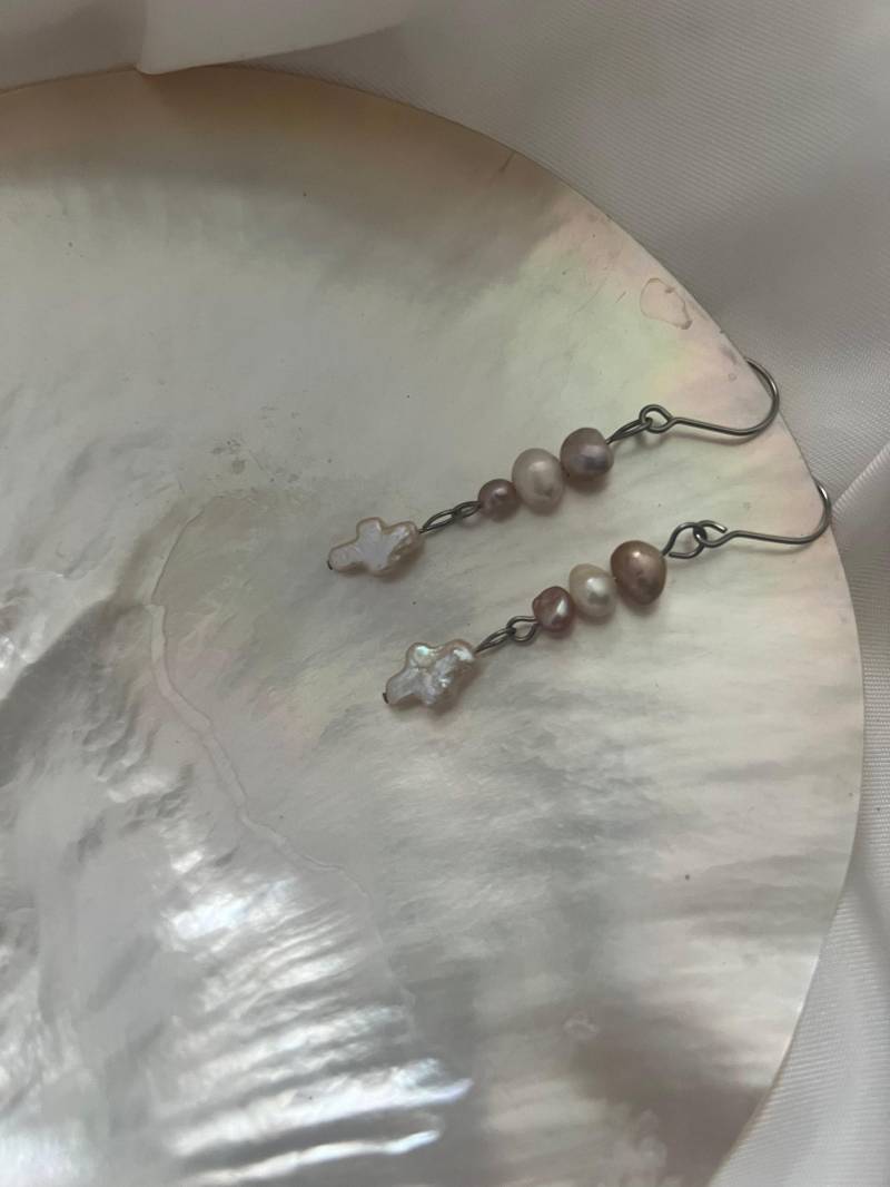 Crossy Pearl Earrings | Baroque Pearl Earrings Cross Shaped Jewellery von SylphieShop