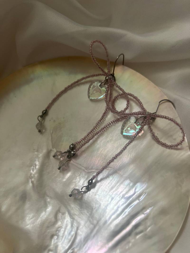 Dolphy Ribbon Earrings | Glass Heat Earrings Beaded Ribbon Dolphin Charm von SylphieShop